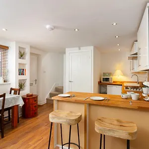 https://the-coach-house-centrally-located-detached-coach-house.cardiffhotelswales.com
