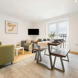 https://large-split-level-3-bed-town-centre-apartment.bournemouth-hotels.org